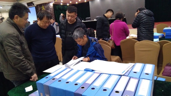 专家查阅原始资料，并与项目组成员交流.jpg